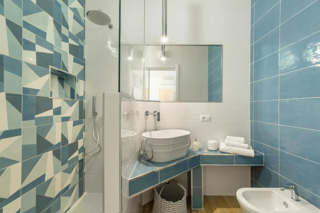 une salle de bain avec toilettes, lavabo et miroir dans l'établissement Villa Angelina con piscina e giardino privato a pochi passi dalla Spiaggia di Campus, à Villasimius