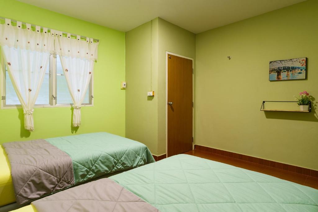 Postel nebo postele na pokoji v ubytování SriRungRueng Place