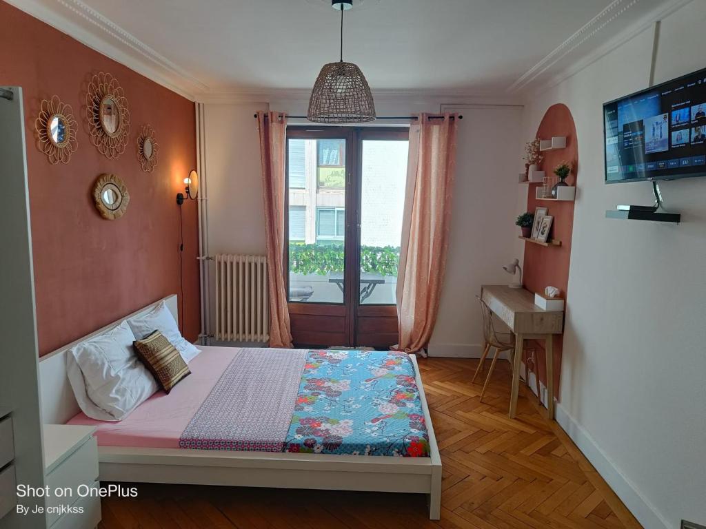 una piccola camera da letto con un letto e una finestra di Belle chambre d'hôte avec balcon privé - 3 mins gare Annemasse - Genève accès direct ad Annemasse