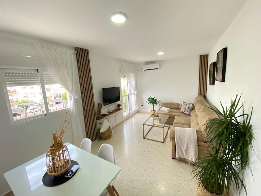 ein Wohnzimmer mit Sofa und Tisch in der Unterkunft Apartamento Malandar in Sanlúcar de Barrameda