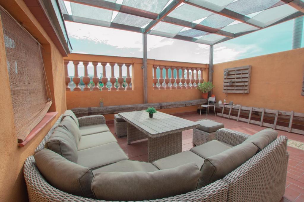 une véranda avec des canapés et une table dans l'établissement Barcelona Classic Plaza Real Apartments, à Barcelone