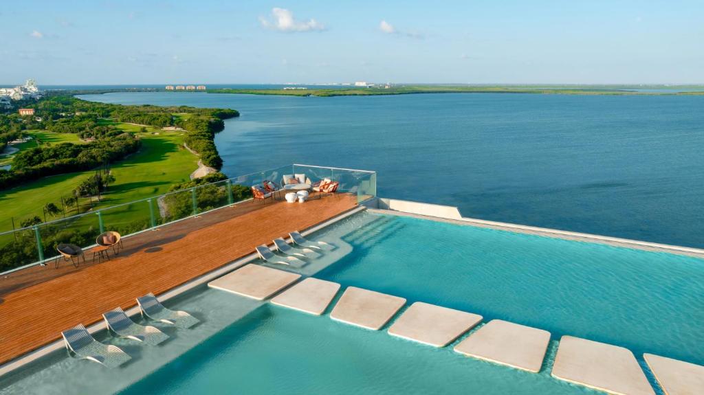 Bazén v ubytování Hyatt Vivid Grand Island Cancun-All Inclusive Adults Only nebo v jeho okolí