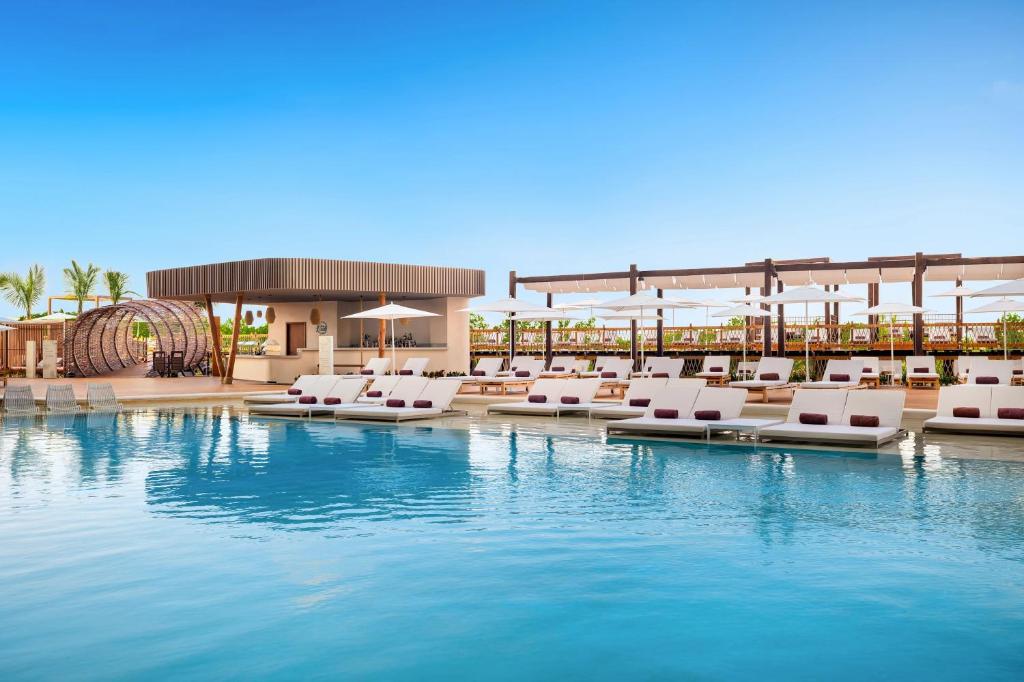 Bazén v ubytování Hyatt Vivid Grand Island Cancun-All Inclusive Adults Only nebo v jeho okolí