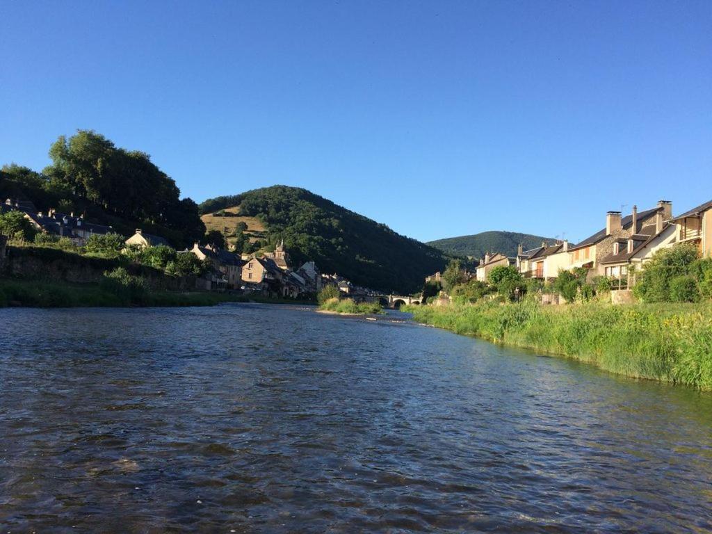 Un río con casas a sus orillas en RiverRun, en Saint-Geniez-dʼOlt