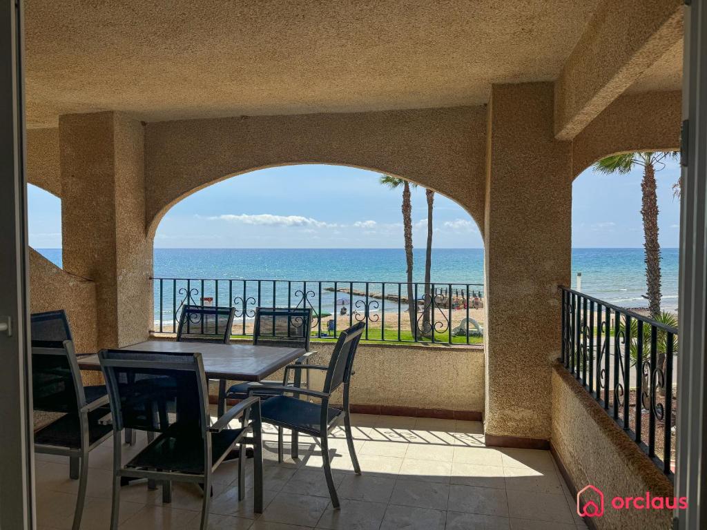 un balcon avec une table et des chaises et l'océan dans l'établissement El Suspiro, à Oropesa del Mar