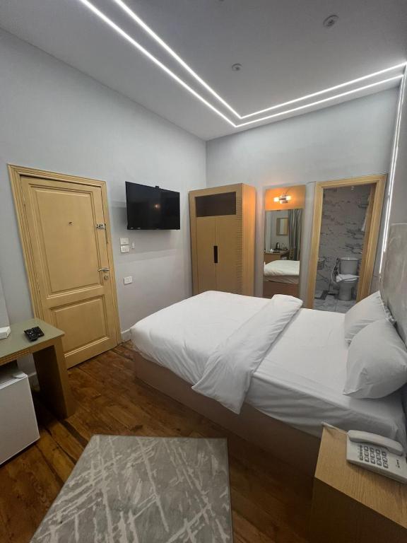 Postel nebo postele na pokoji v ubytování Zamalek House Hotel