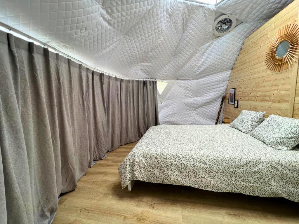 Postel nebo postele na pokoji v ubytování Evernest Eco Dôme Ecaussinnes