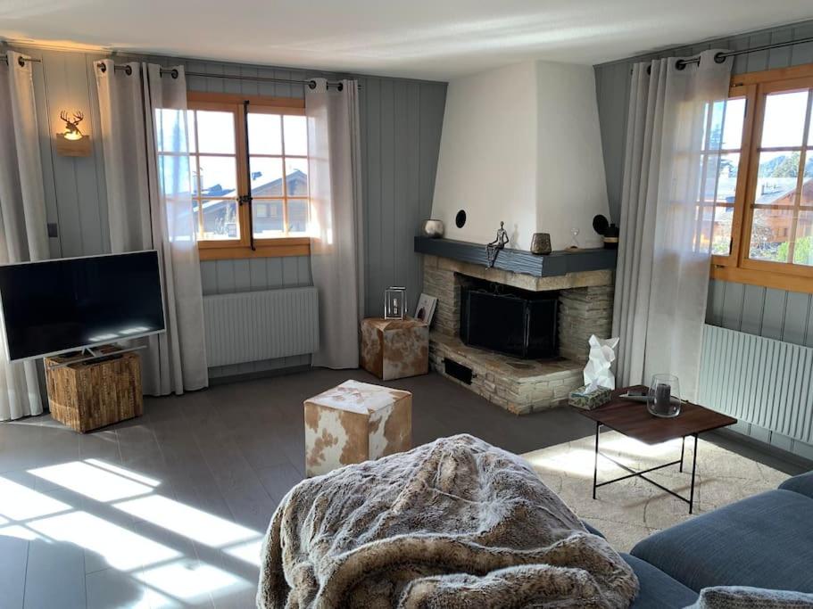 Posezení v ubytování Magnifique chalet appartement à Villars, vue sur les alpes