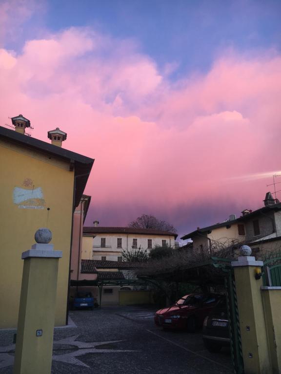 un cielo nublado con autos estacionados en un estacionamiento en La Meridiana, en Lonato