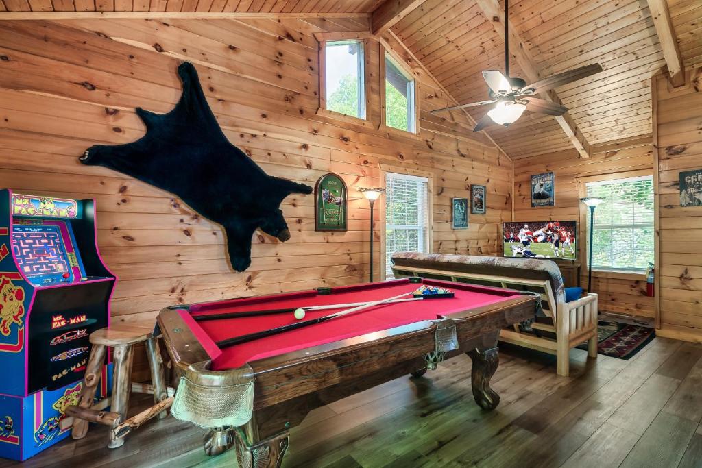 Τραπέζι μπιλιάρδου στο A Top Notch Lodge~Gatlinburg