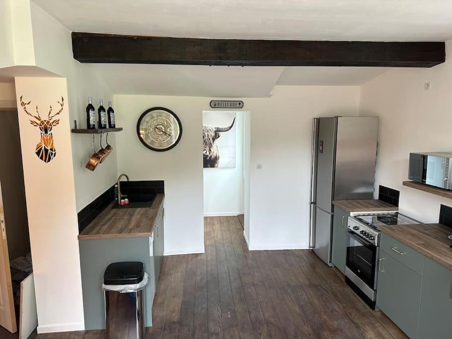 Kuchyň nebo kuchyňský kout v ubytování Home in Sourdeval