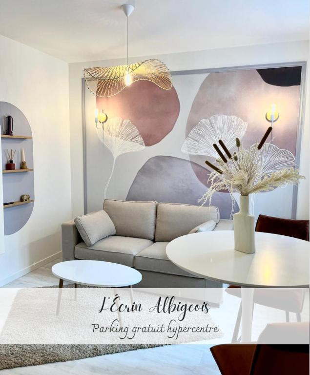 un salon avec un canapé et une table dans l'établissement L'écrin Albigeois, à Albi