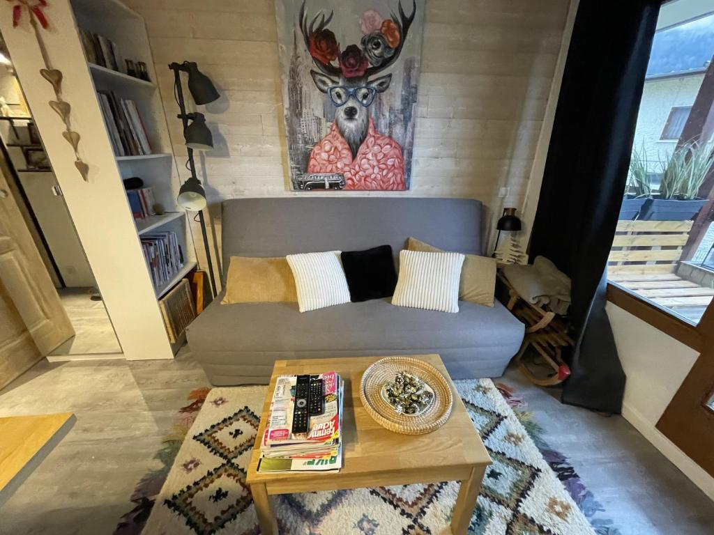 een woonkamer met een bank en een tafel bij Le Solaret in Bourg-Saint-Maurice