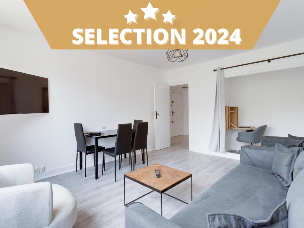 un salon avec un canapé et une table dans l'établissement Grand Studio proche Stade de France, 3 pax, à Saint-Denis