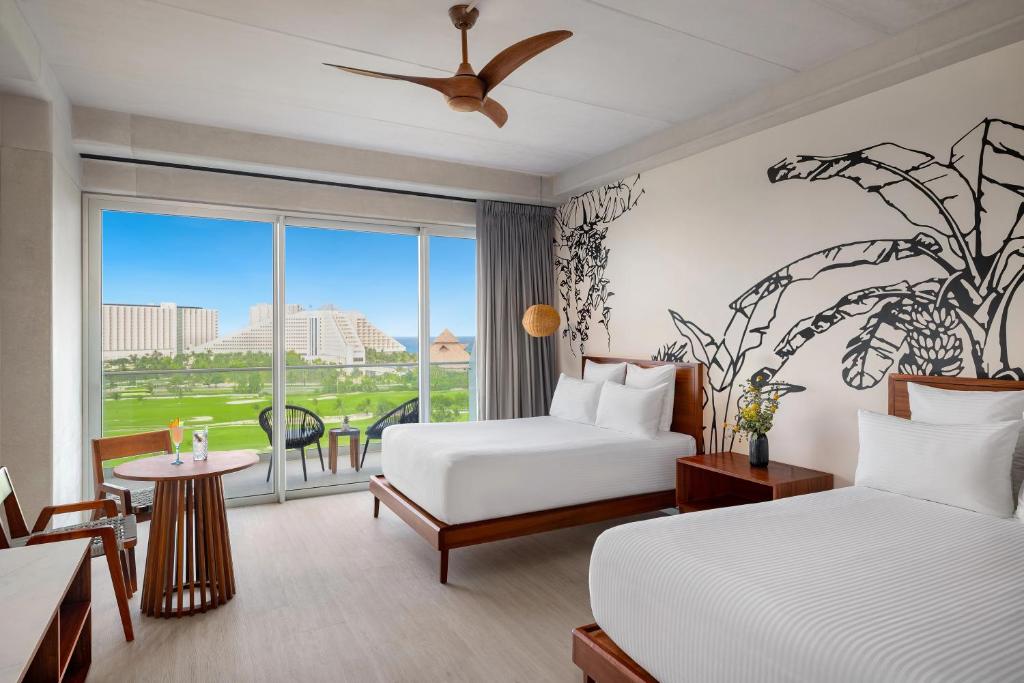 Postel nebo postele na pokoji v ubytování Hyatt Vivid Grand Island Cancun-All Inclusive Adults Only