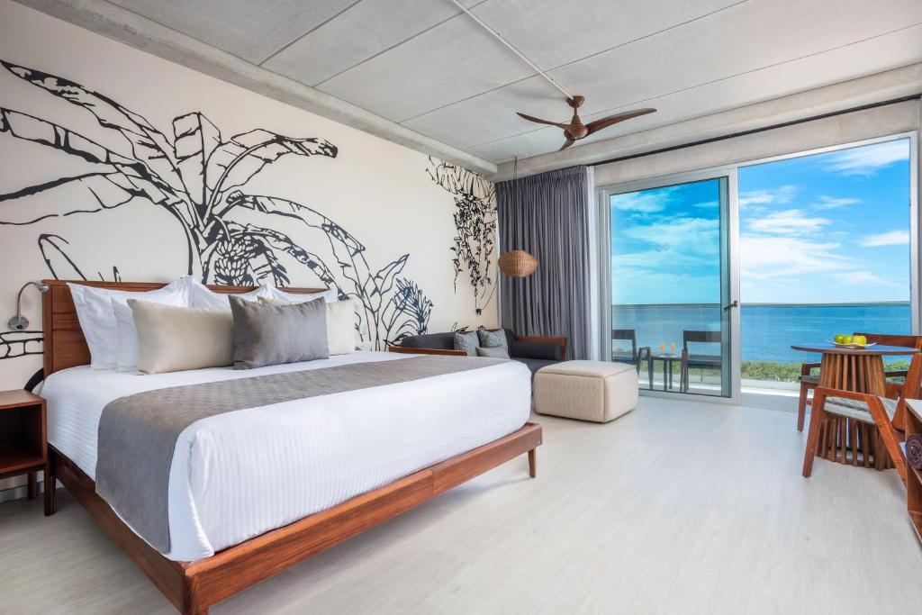Postel nebo postele na pokoji v ubytování Hyatt Vivid Grand Island Cancun-All Inclusive Adults Only