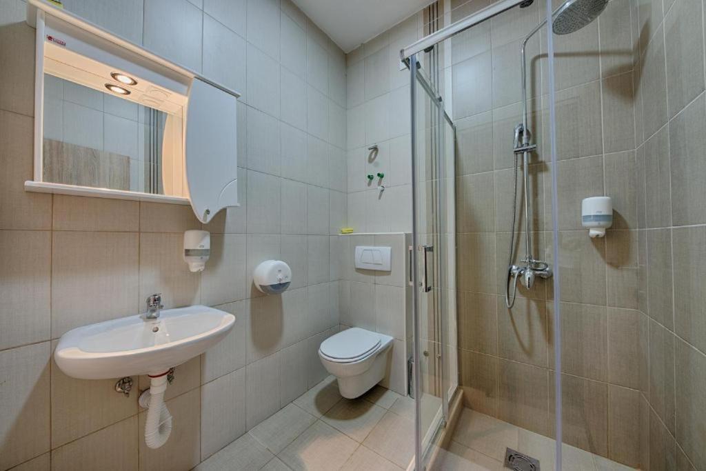 Kylpyhuone majoituspaikassa Apart Hotel XXL Lux