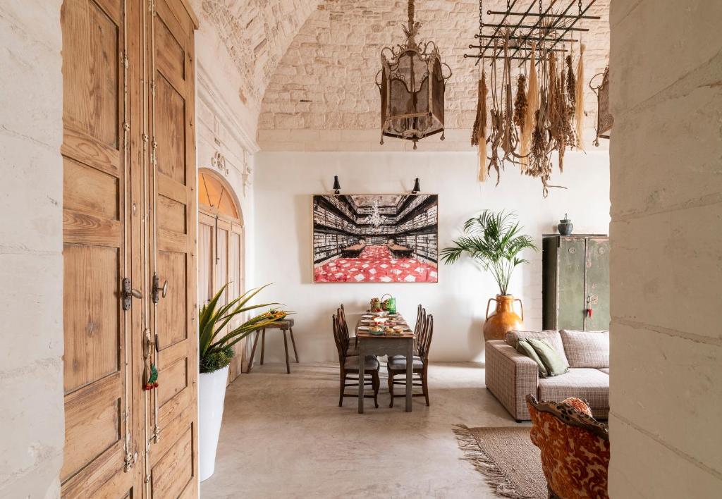 una sala de estar con una mesa y un sofá en Torretta Martina, en Martina Franca