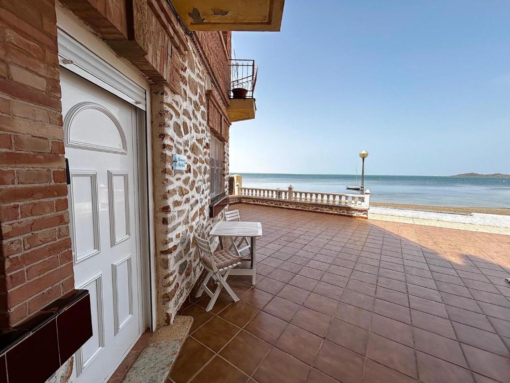 Una puerta en un edificio de ladrillo con vista al océano. en Apartamento Mar Menor - Beachfront apartment with large patio - under new management since July 2024 - Licence No VVMU2814-1, en Cartagena