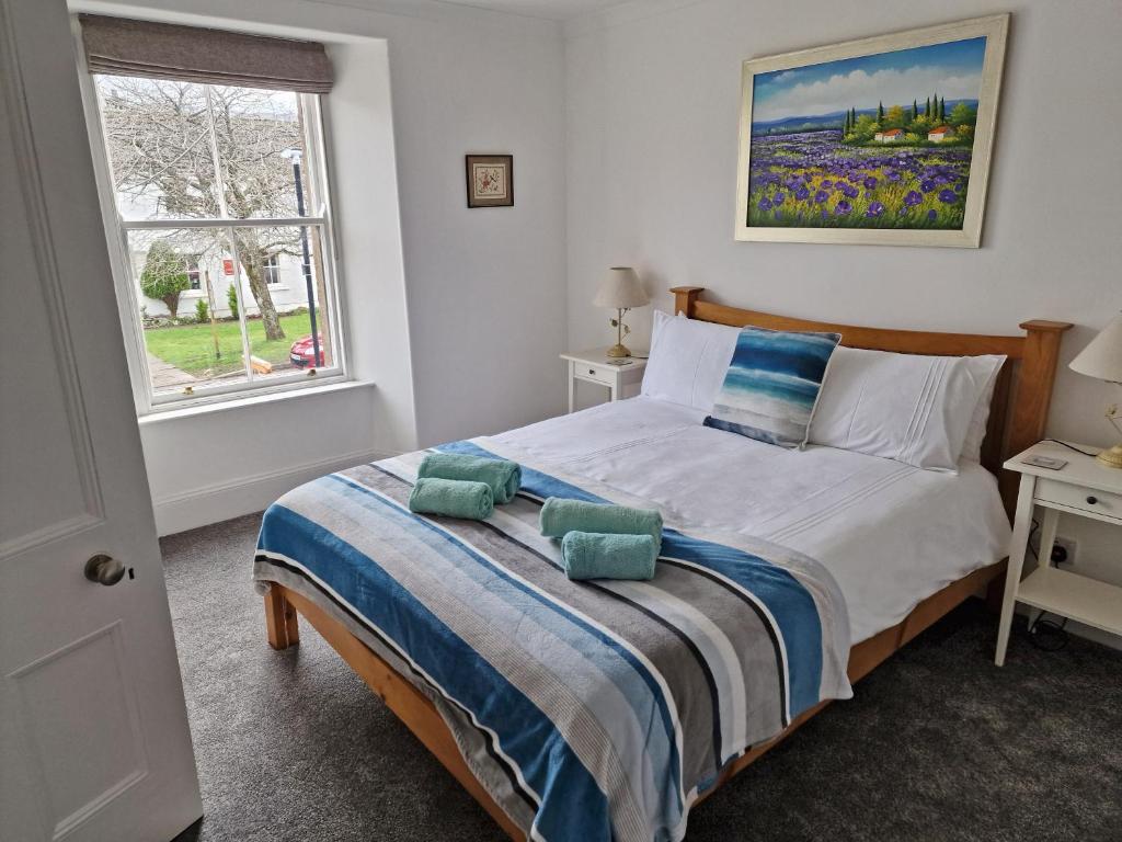 Kildonan House village centre sleep 8 with hot tub, Ullapool