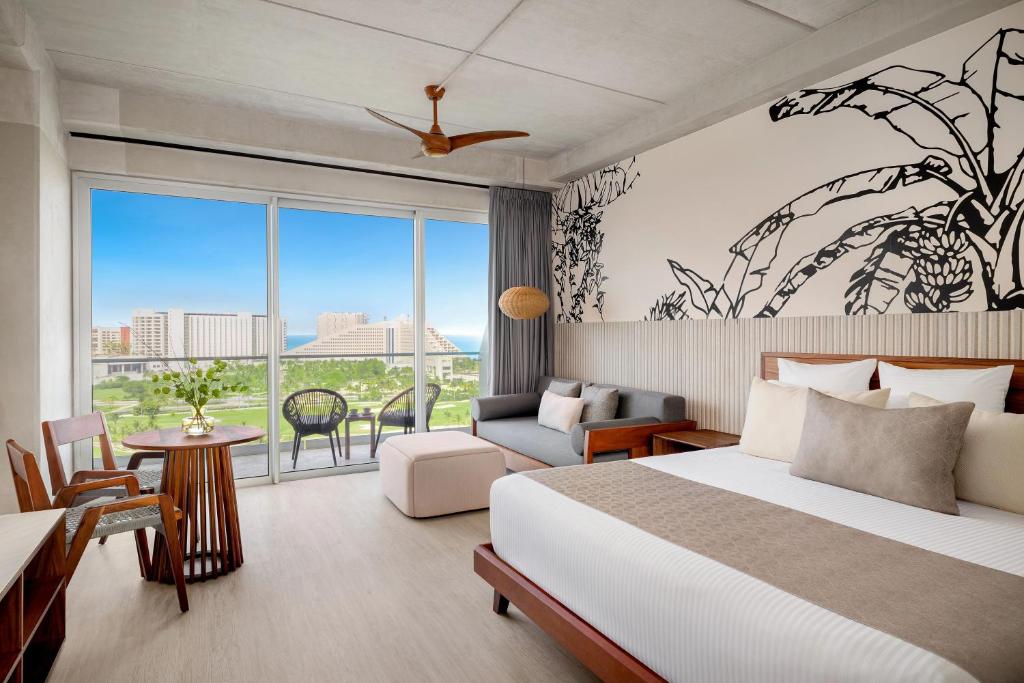 Postel nebo postele na pokoji v ubytování Hyatt Vivid Grand Island Cancun-All Inclusive Adults Only