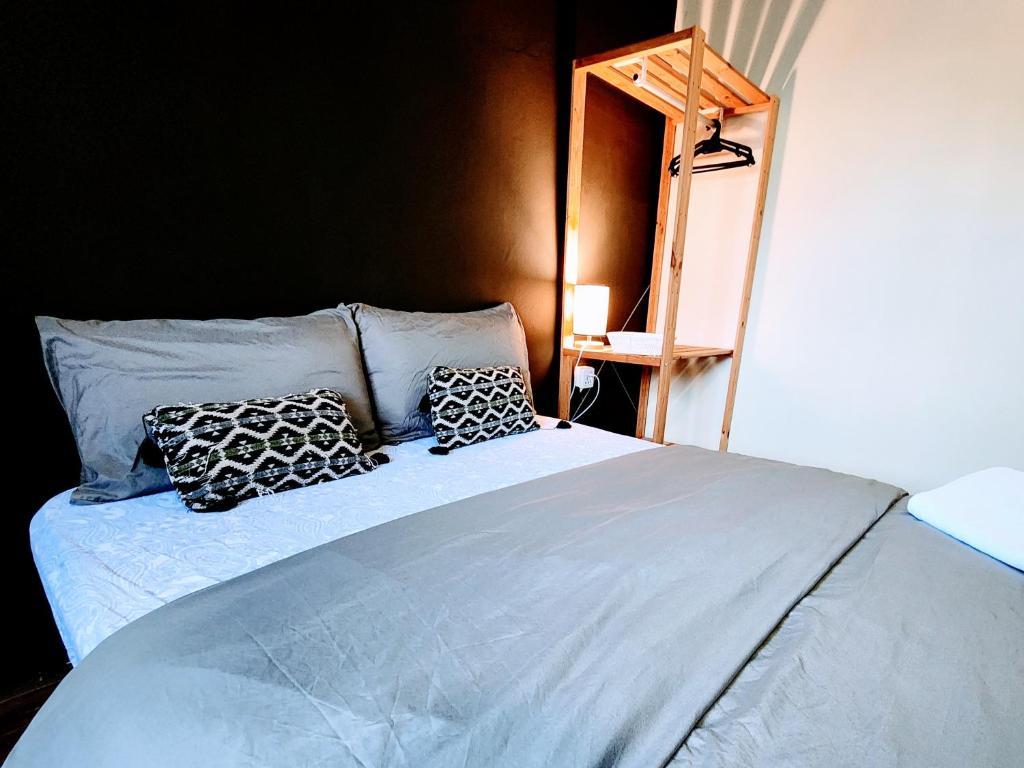 Postel nebo postele na pokoji v ubytování Upspot Kuching Waterfront Premium Hostel