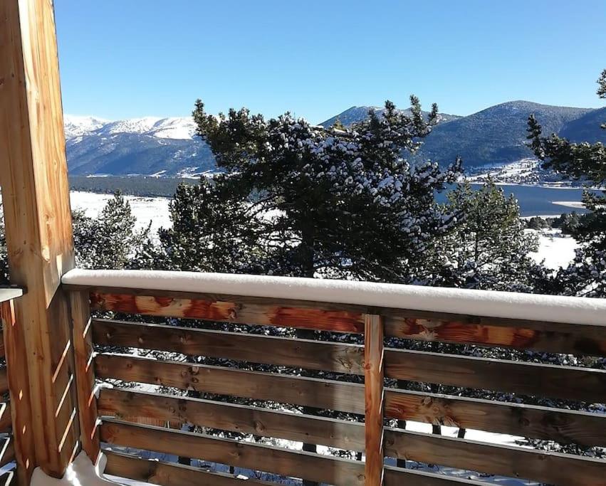 Elle comprend un balcon offrant une vue sur une montagne enneigée. dans l'établissement Le balcon du Pla Del Mir, les Angles, aux Angles