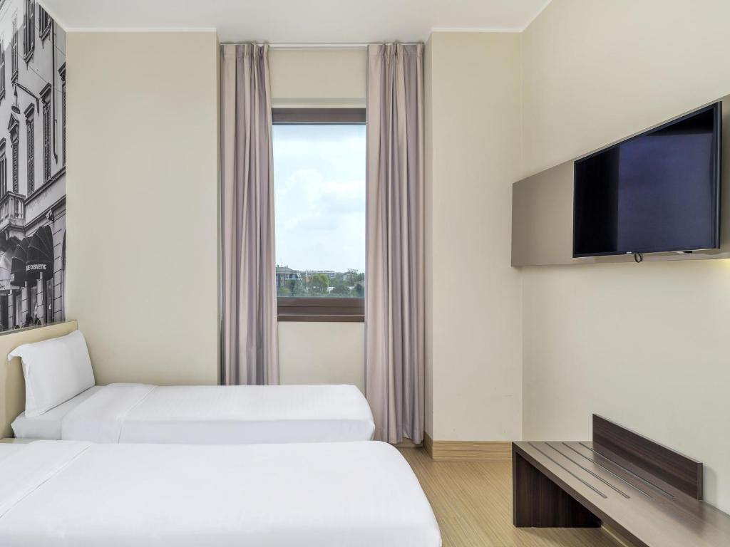 TV a/nebo společenská místnost v ubytování B&B Hotel Milano-Monza