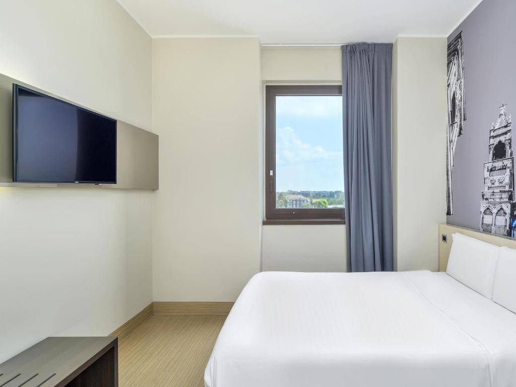 TV a/nebo společenská místnost v ubytování B&B Hotel Milano-Monza