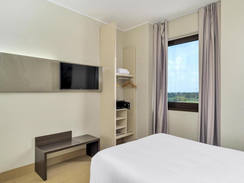 TV a/nebo společenská místnost v ubytování B&B Hotel Milano-Monza