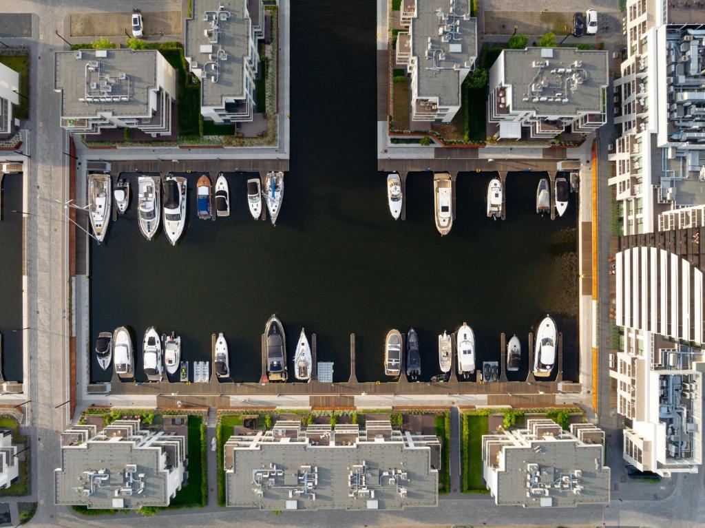 Letecký snímek ubytování Sol Marina Resort Wyspa Sobieszewska II - LoftAffair Collection