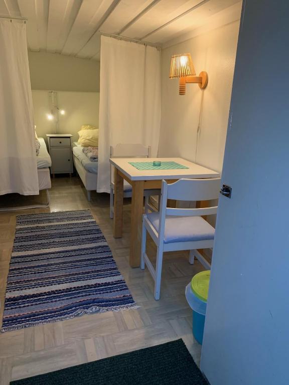 Postel nebo postele na pokoji v ubytování Strandnära Stuga Anna