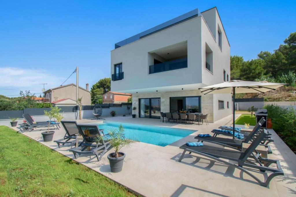 Luxury Villa Sabina with a view of Pula - by Istrabook
