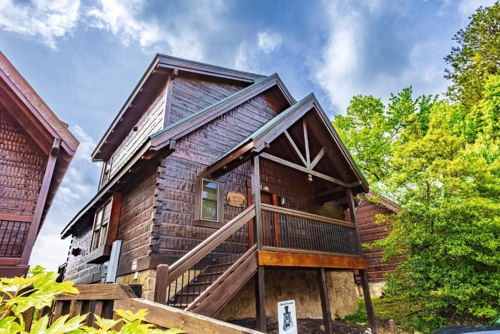 Classy Bear Cabin - Summit Views of Ober Mountain, Hot Tub, 3 King Beds, 2 Mi to Downtown photo