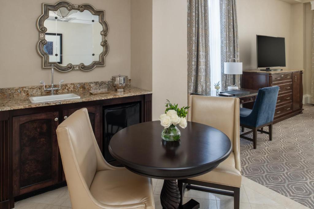 The Roosevelt Hotel New Orleans - Waldorf Astoria Hotels & Resorts - Luxury King Suite