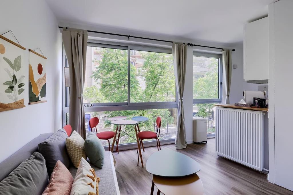 un salon avec un canapé et une table dans l'établissement Studio pour 4 personnes, à Paris