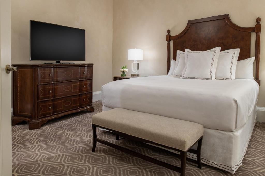 The Roosevelt Hotel New Orleans - Waldorf Astoria Hotels & Resorts - Waldorf King Suite