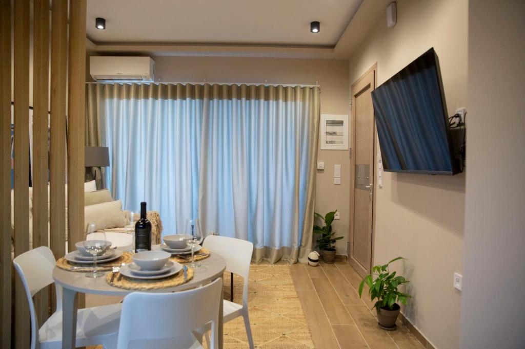 TV a/nebo společenská místnost v ubytování Nerissa Seafront apartment