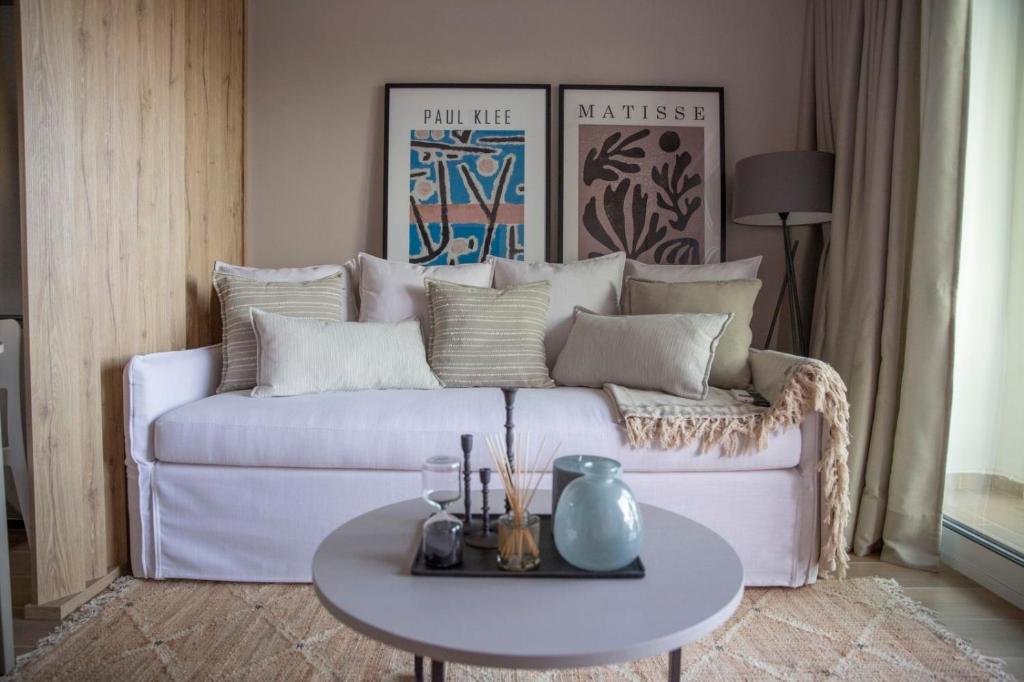 Posezení v ubytování Nerissa Seafront apartment