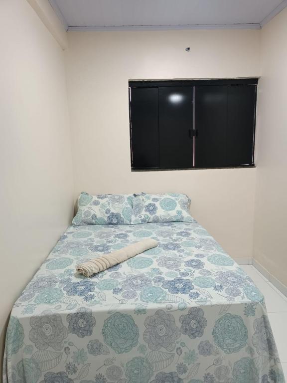 a bed with a baseball bat on top of it at Cattarino Dormitórios in Jardim