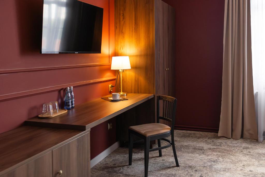 Televízia a/alebo spoločenská miestnosť v ubytovaní Hotel Mały Młyn
