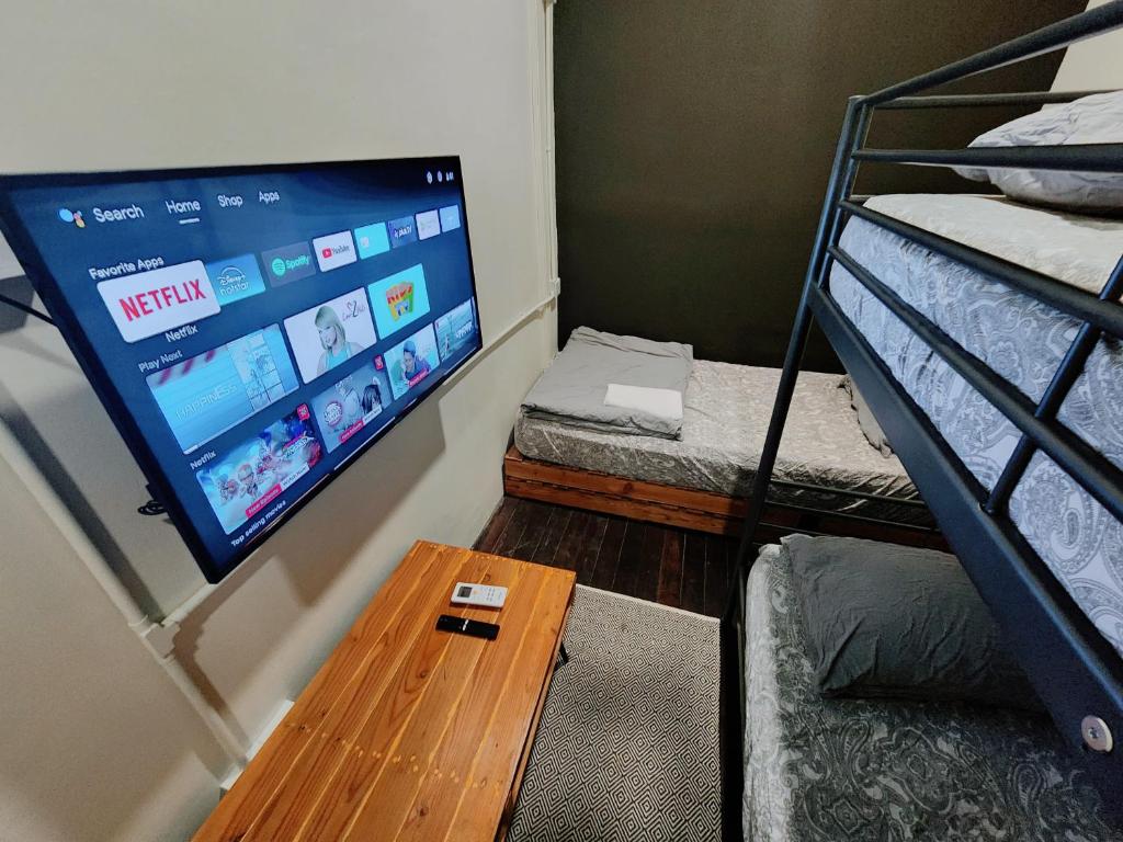 Postel nebo postele na pokoji v ubytování Upspot Kuching Waterfront Premium Hostel