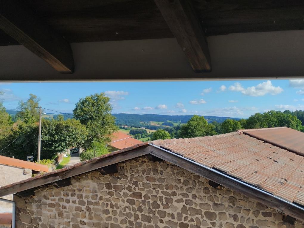 une vue depuis le toit d'un bâtiment en pierre dans l'établissement Location de vacances au cœur du Pilat, à Jonzieux