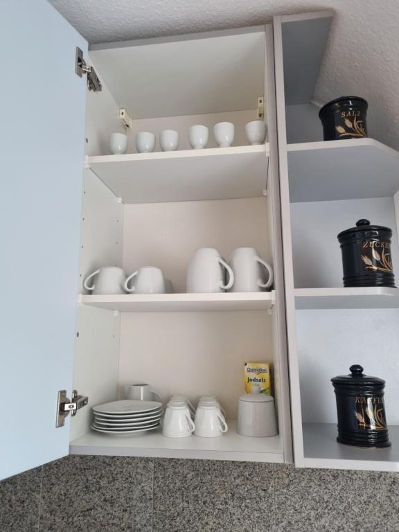 Příslušenství pro přípravu čaje a kávy v ubytování Renatas Ferienwohnung ISABEL