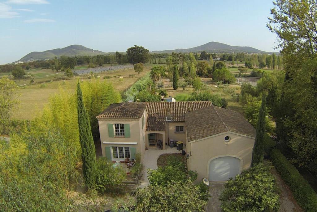 une vue aérienne d'une maison dans un champ dans l'établissement VAR Studio Rez de chaussée - bord mer et campagne - au calme loin du béton, à La Garde