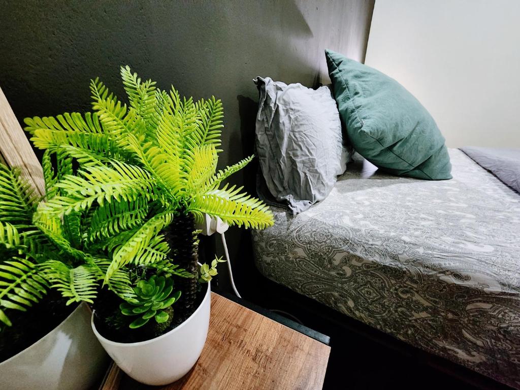 Postel nebo postele na pokoji v ubytování Upspot Kuching Waterfront Premium Hostel
