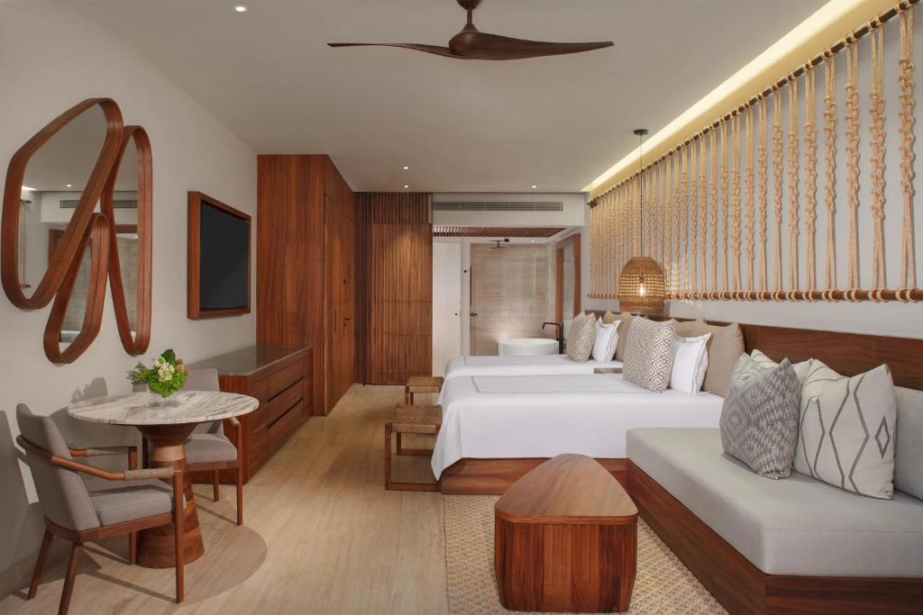 Junior Suite — balcón con vista a jardines o mar