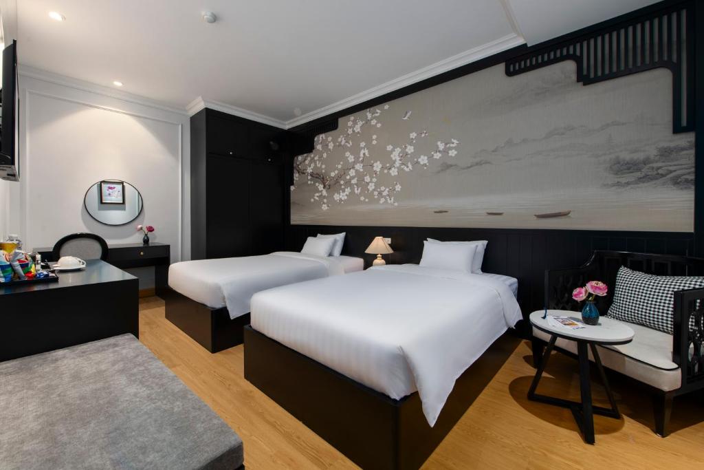 Postel nebo postele na pokoji v ubytování Serenata San de Hanoi Hotel