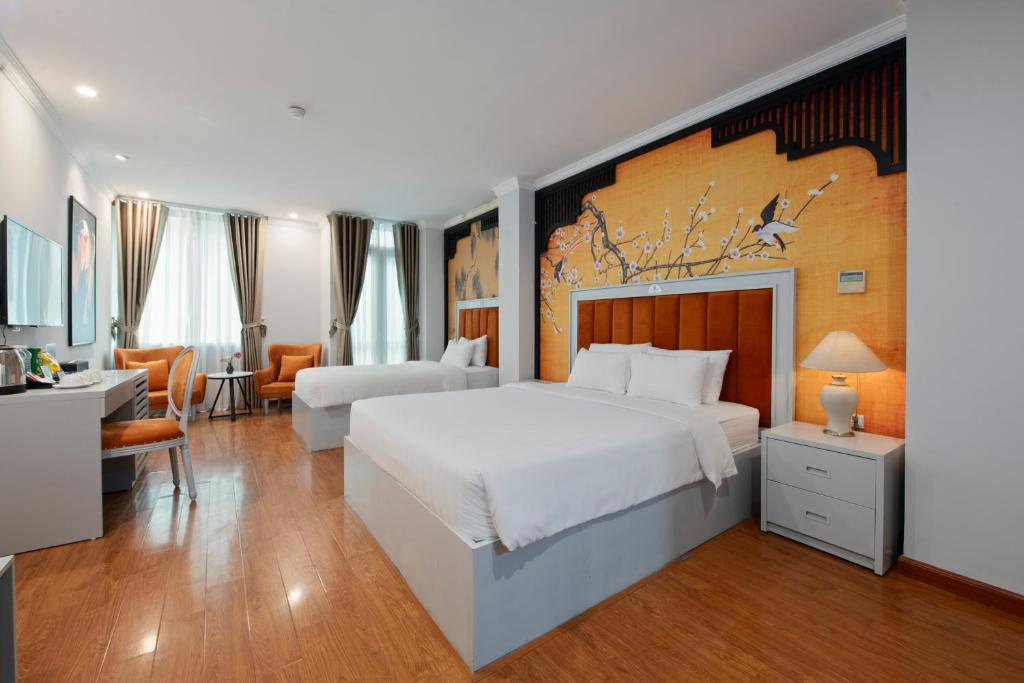 Postel nebo postele na pokoji v ubytování Serenata San de Hanoi Hotel