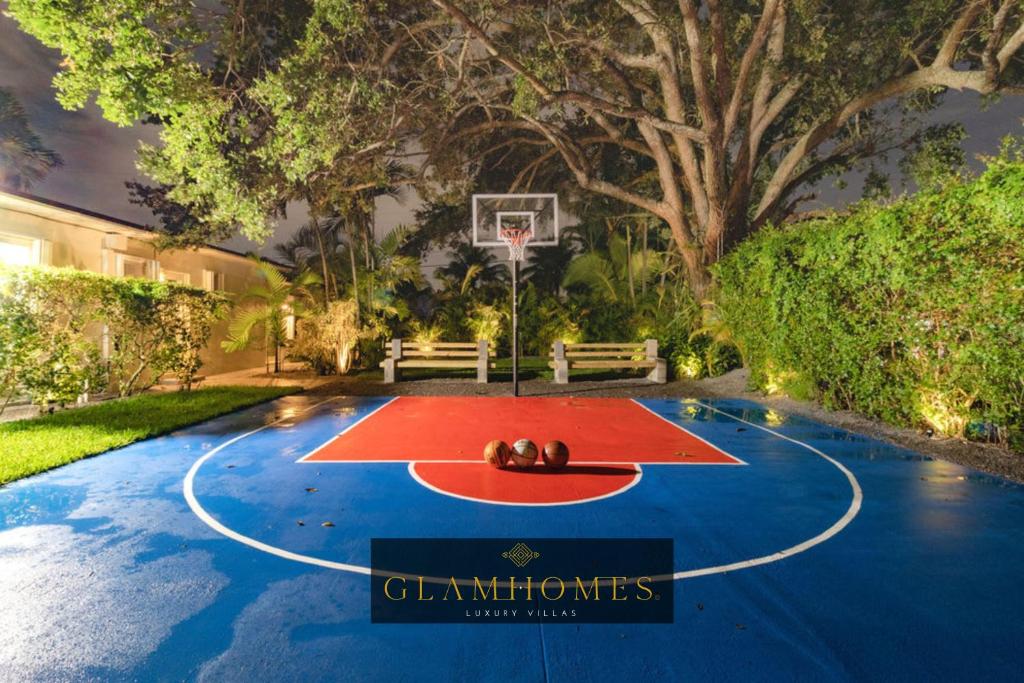 a basketball hoop in a yard with a tree at Cool Villa Northwest Miami BY THE GLAMHOMES in Miami
